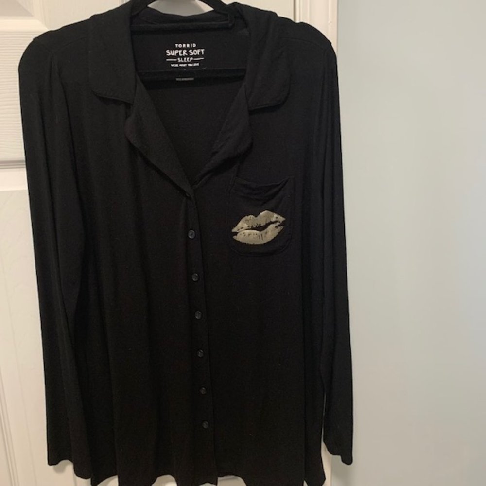 TORRID SUPER SOFT BLACK & GOLD LIPS SLEEP TEE